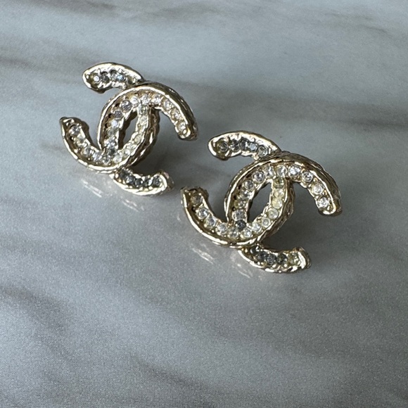 CHANEL Gold Interlocking CC Earrings - Picture 1 of 4